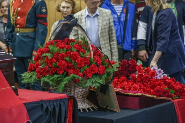 Коллеги-по всему-миру-выражают-соболезнования-из-за смерти-Алена-Делона