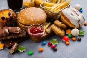 Фастфуд-и-сладости-против-орехов.-Какой-продукт-неминуемо-убивает-мозг