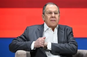 Лавров-раскрыл,-что-сказал-наступившей-ему-на-ногу-на-саммите-БРИКС-девушке