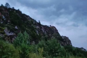 17-летняя-девушка-сорвалась-со-скалы-под-Челябинском,-делая-фото