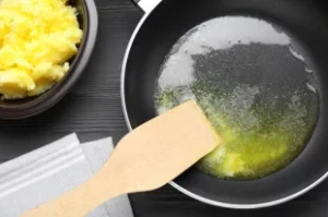 Для-чего-смешивают-растительное-и-сливочное-масло-при-жарке?