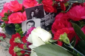Карицкая-показала-вещи,-которые-оставляют-на-могиле-Паши-Техника