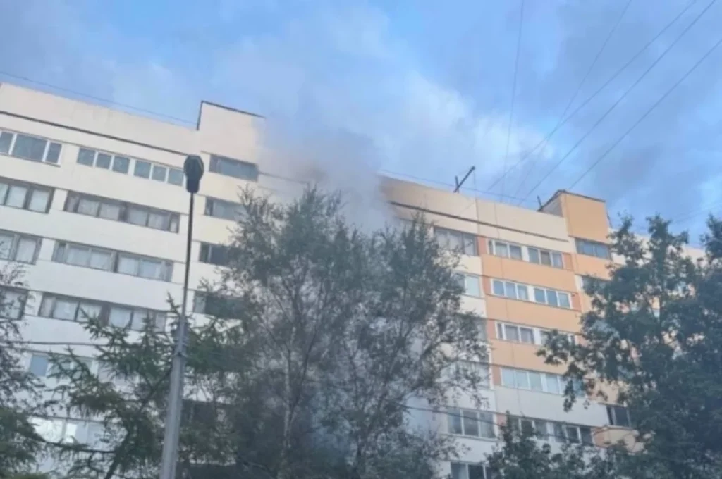 Мужчина погиб при пожаре в многоквартирном доме в Санкт-Петербурге