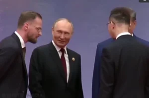 Путин-и-Си-Цзиньпин-кратко-пообщались-перед-совместным-фотографированием