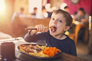 Еда-не-для-учебы.-Мясников-назвал-продукты,-воспаляющие-мозг-школьника