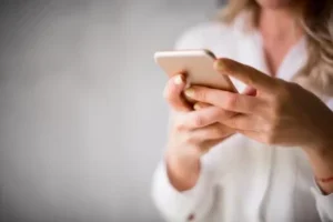 Какая-связь?-Ученые-Гарварда:-смартфон-повышает-риск-геморроя-в-1,5-раза