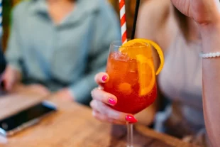 Не-пей-через-трубочку!-Какие-продукты-и-напитки-провоцируют-отрыжку