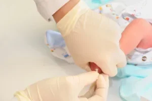 Поймать-за-пятку.-Как-не-пропустить-смертельные-болезни-у-новорожденного